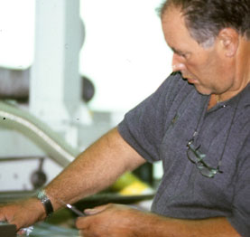 Qualitätskontrolle an der Flexodruckmaschine
