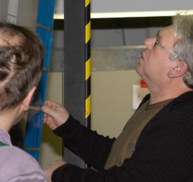 Qualitätskontrolle an der Flexodruckmaschine
